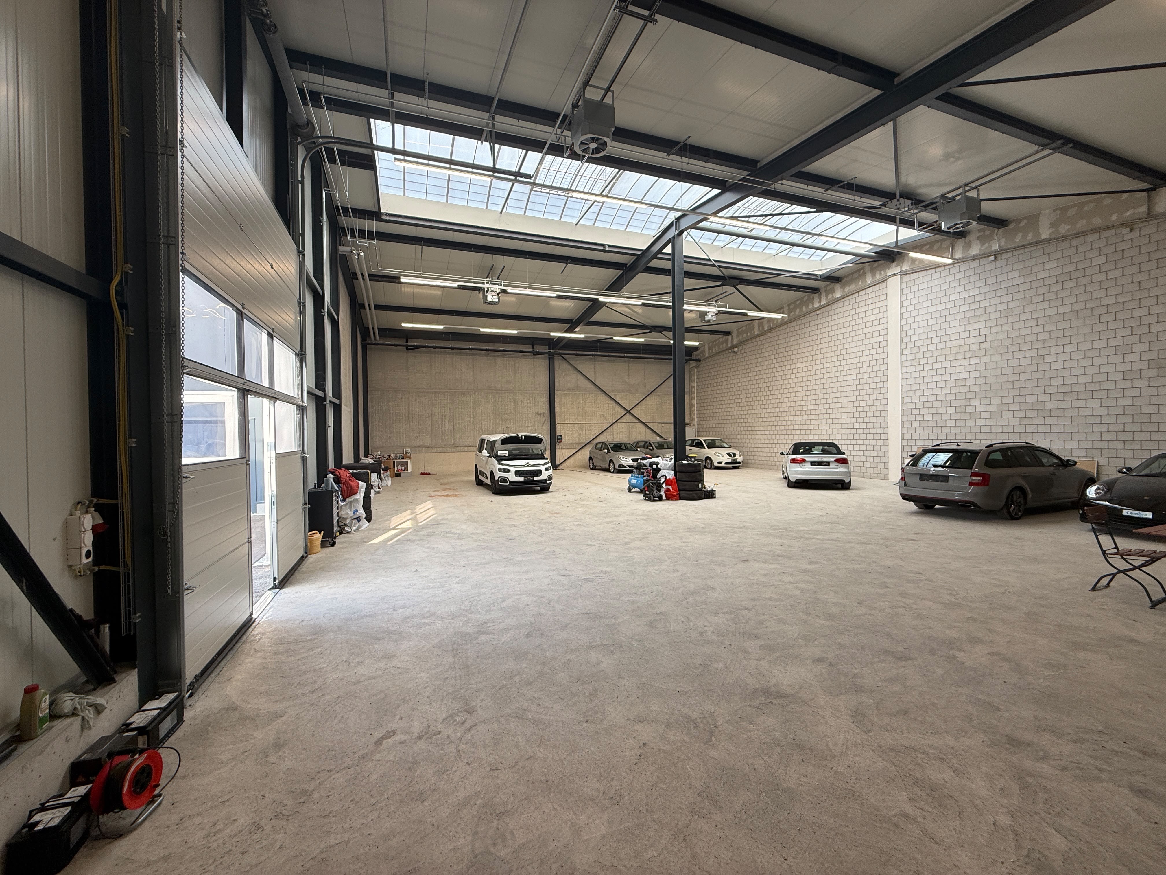 Moderne Gewerbehalle mit 408 m² - 6 Parkplätze & NK inklusive
