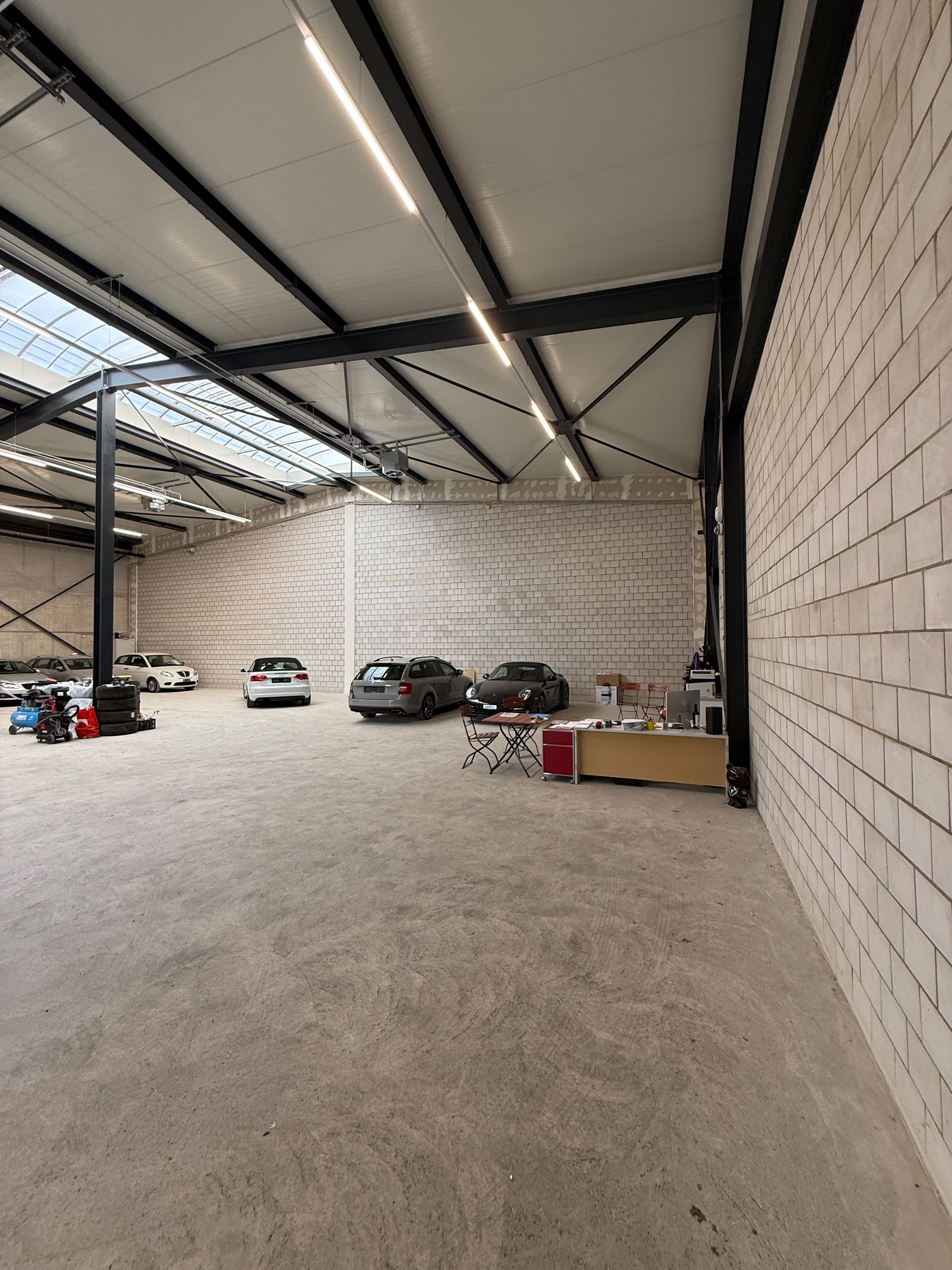 Moderne Gewerbehalle mit 408 m² - 6 Parkplätze & NK inklusive - 2