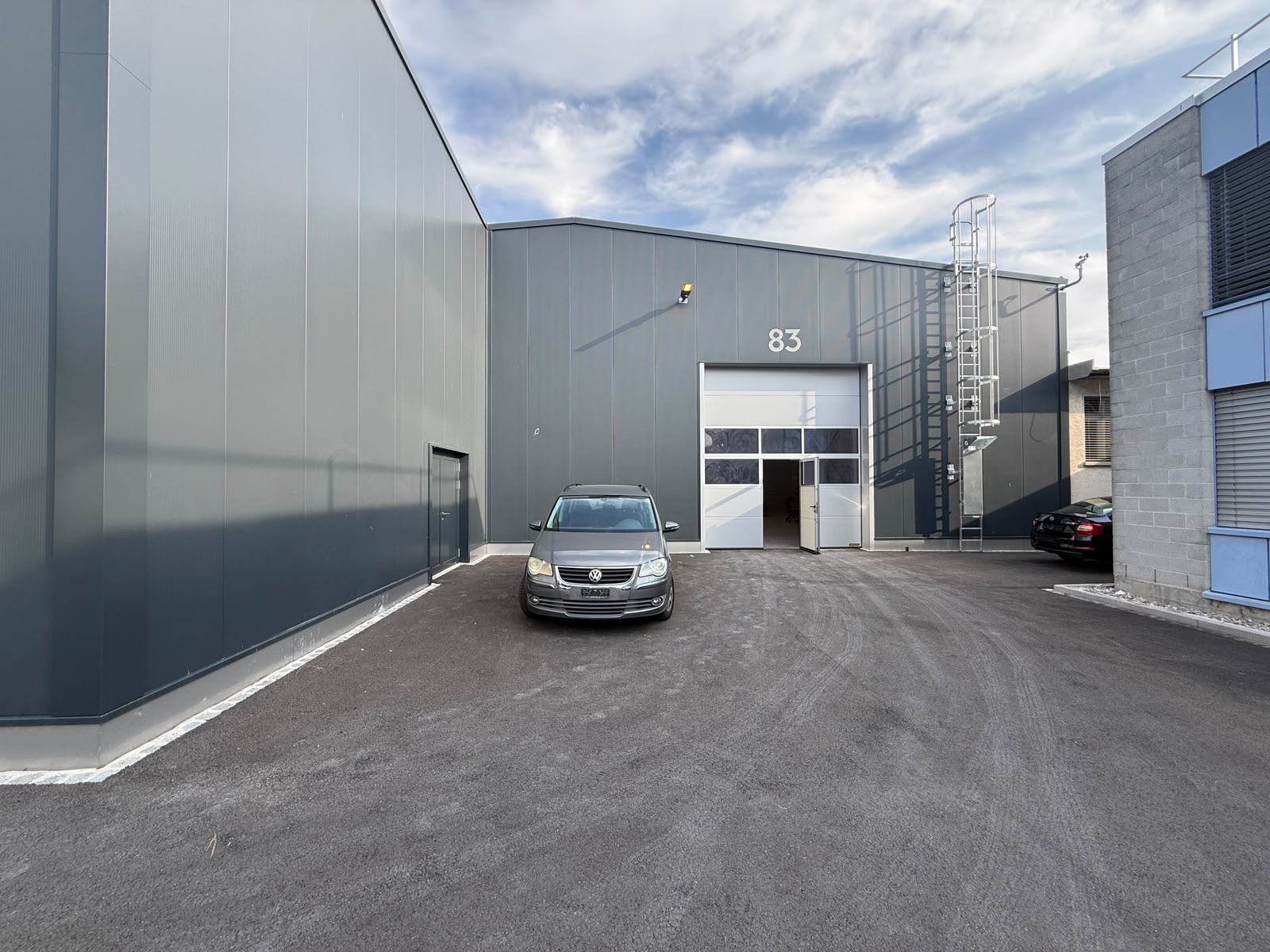 Moderne Gewerbehalle mit 408 m² - 6 Parkplätze & NK inklusive - 6