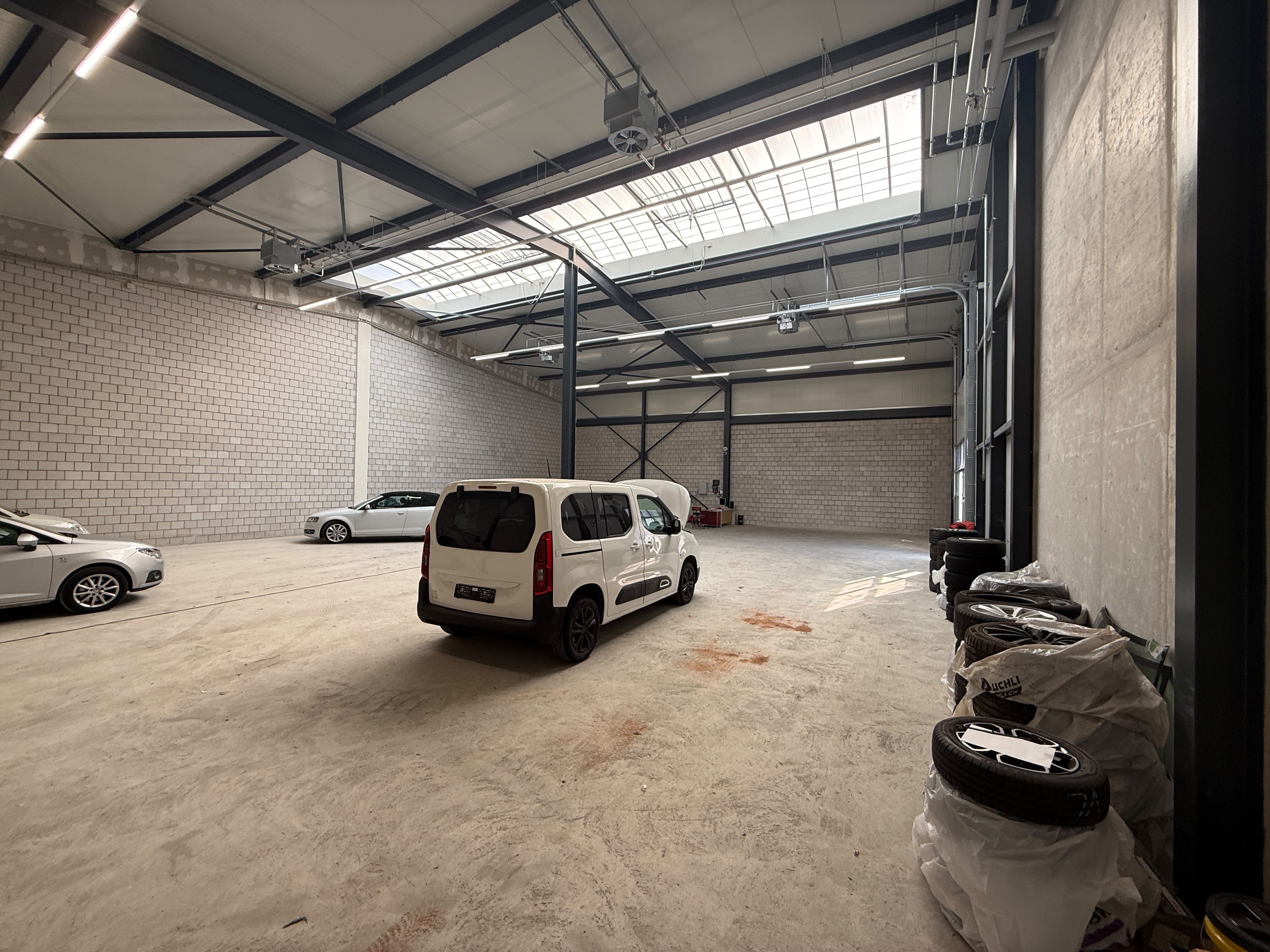 Moderne Gewerbehalle mit 408 m² - 6 Parkplätze & NK inklusive - 3