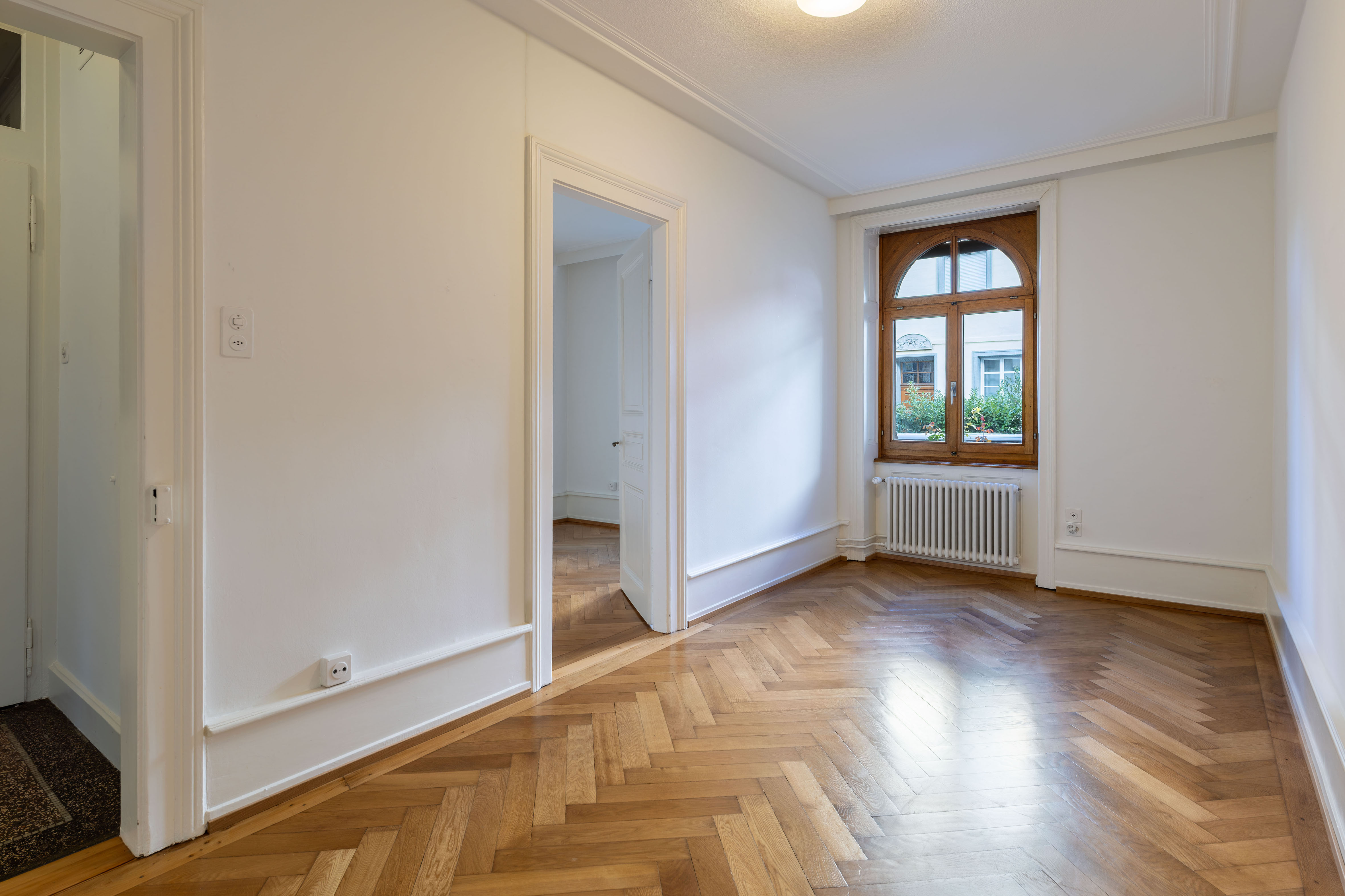 Stilvolle 2-Zimmer-Altbauwohnung mit Gartenzugang